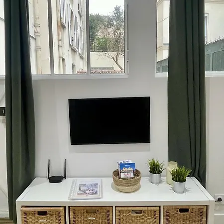 Tour Eiffel Chateau Montparnasse *