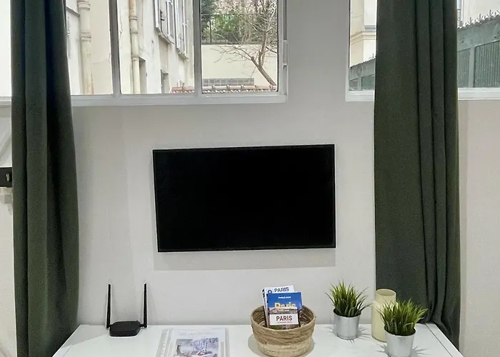 Tour Eiffel Chateau Montparnasse *